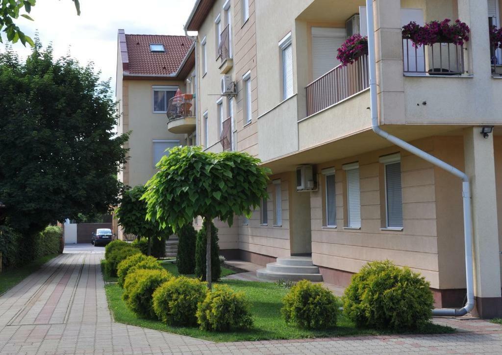 Sunrise 2 Apartment ไฮจ์ดุสโซบอสโล ภายนอก รูปภาพ
